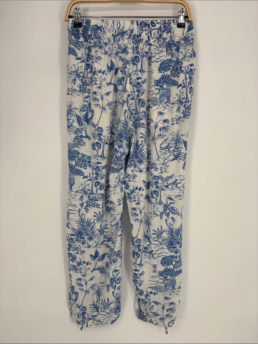 🪵 Nicole Miller linen rayon Blue and White Tropical Print Joggers - Picture 6 of 9